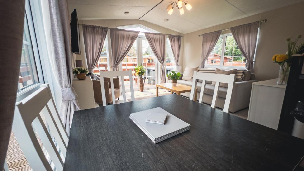 Angie'S Haven, Superb 2 Bedroom Lodge With Hot Tub - Sleeps 6 - Felmoor Park Морпет Экстерьер фото